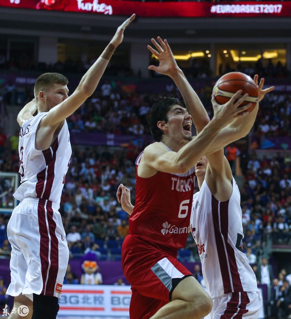 包含深圳男篮迎欧篮联关键赛，赛后复出首秀，媒体盛赞，更衣室氛围转暖的词条