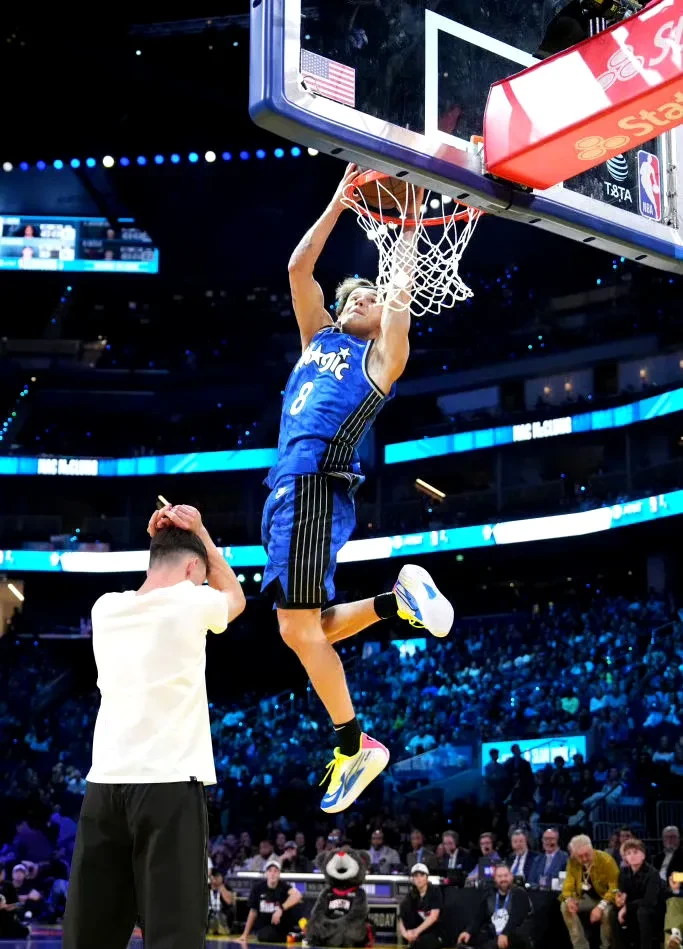 夏洛特黄蜂迎NBA常规赛关键赛；今晨绝杀压哨；气氛紧张；年轻球员得到机会的简单介绍