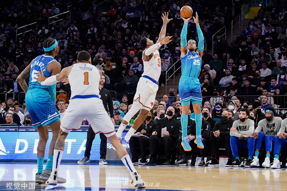 夏洛特黄蜂迎NBA常规赛关键赛；今晨绝杀压哨；气氛紧张；年轻球员得到机会的简单介绍