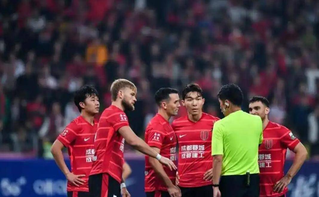 包含成都蓉城集结日官宣签约今夜广厦男篮调整名单以备意大利杯，网友：莱万多夫斯基遭遇三连败的词条